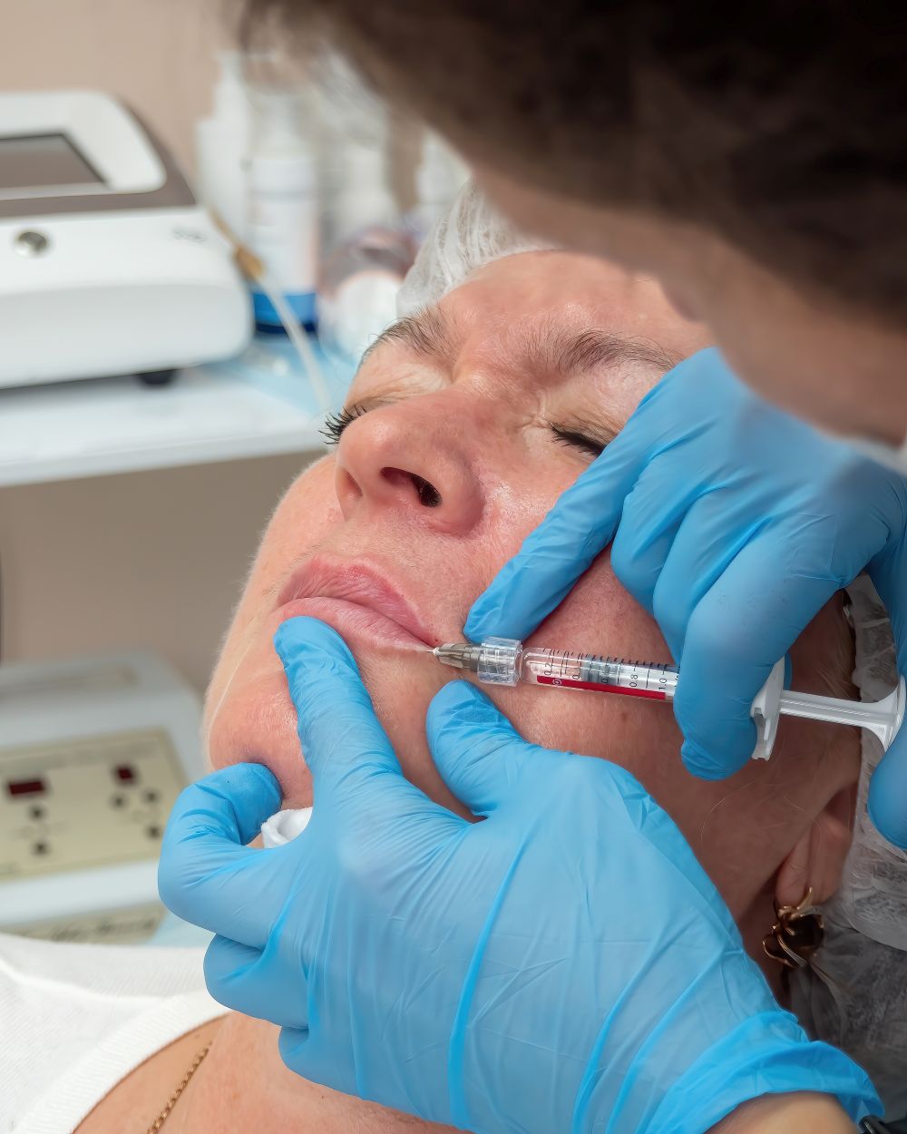 Préparation de la peau avant un soin médico-esthétique dans le Bas-Saint-Laurent, par un professionnel en clinique.