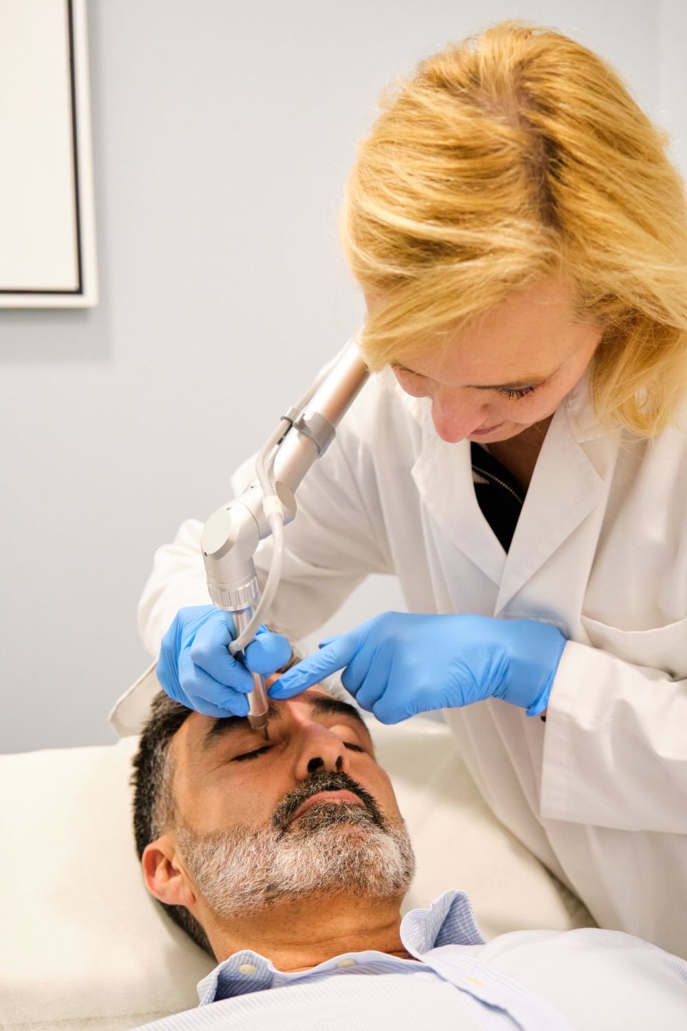 Traitement laser réalisé autour des yeux par une professionnelle en médico-esthétique dans le Bas-Saint-Laurent.