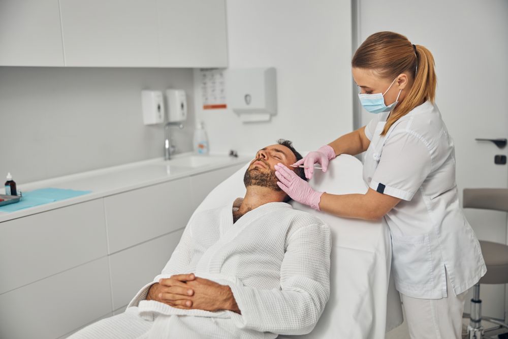 Soin esthétique du visage chez un homme en clinique médico-esthétique dans le Bas-Saint-Laurent.