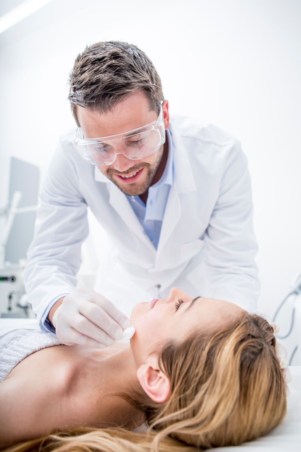 Injection d’acide hyaluronique dans les lèvres par une infirmière spécialisée à Chandler.
