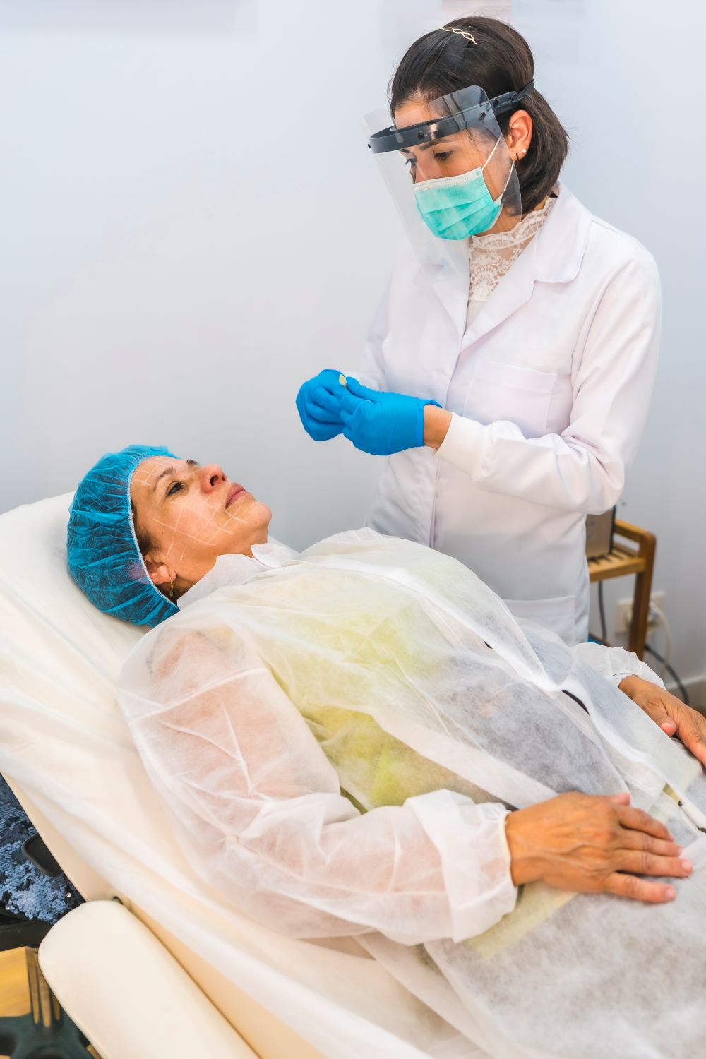 Pose de fils tenseurs résorbables pour raffermissement du visage à Saint-Charles-Borromée.